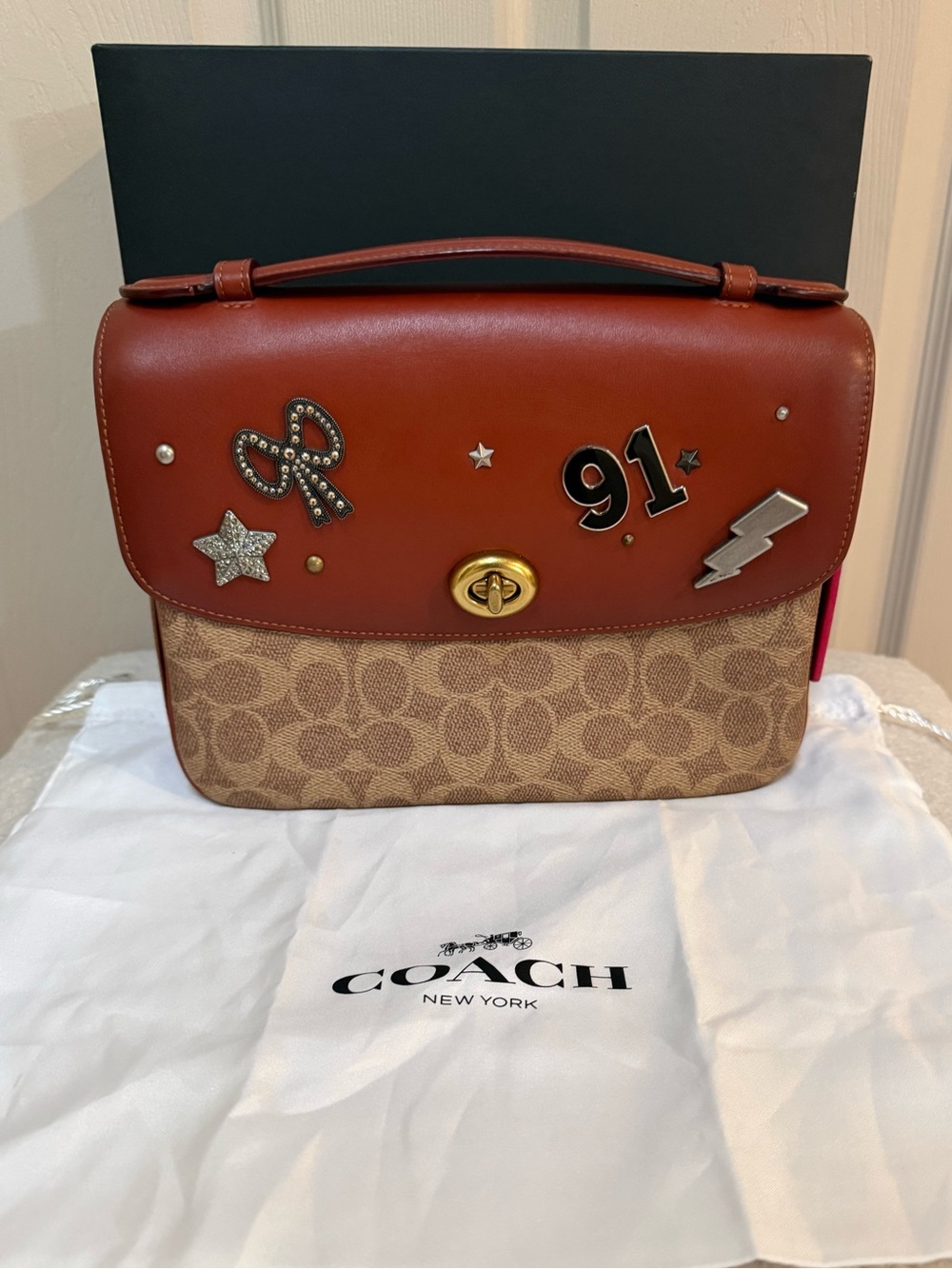 Coach Signature Cassie 26 – Chicago Exclusive Pin Customization